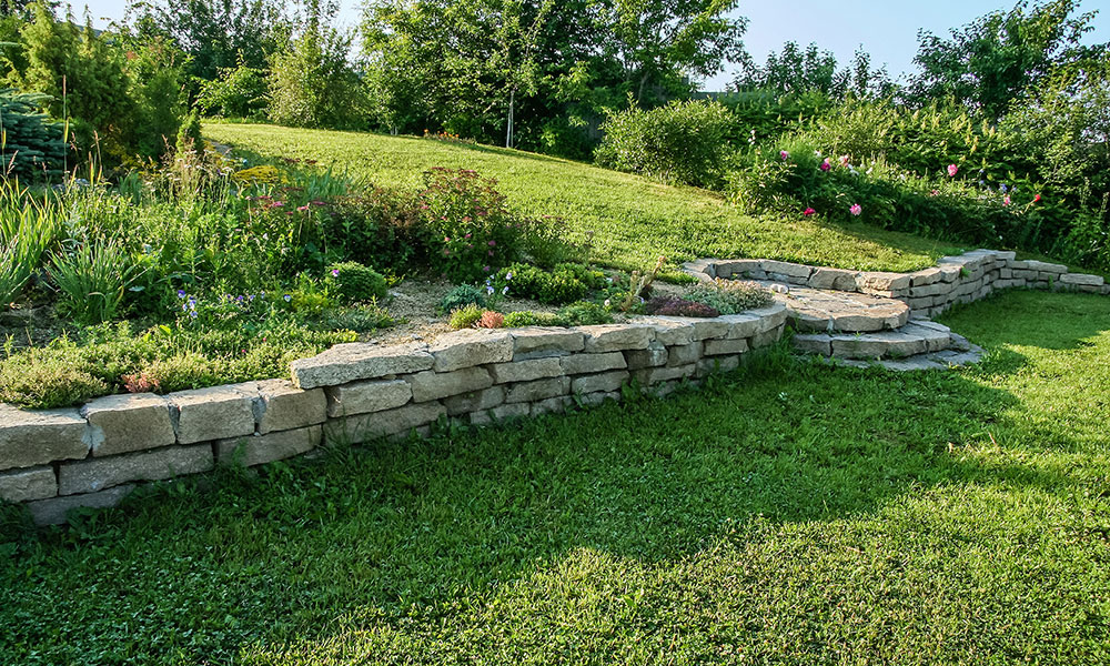 Comment faire des bordures dans un jardin en pente ?