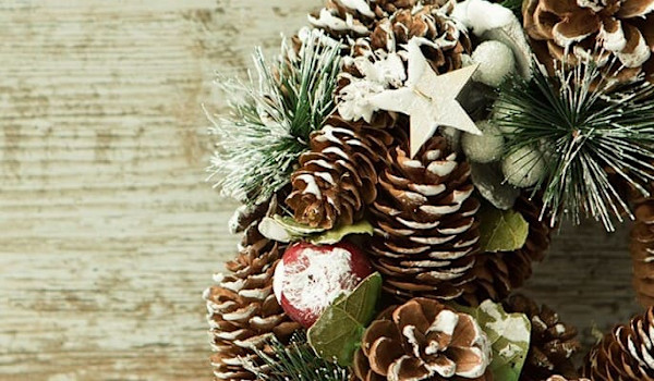 Décoration de Noël sur un sapin naturel