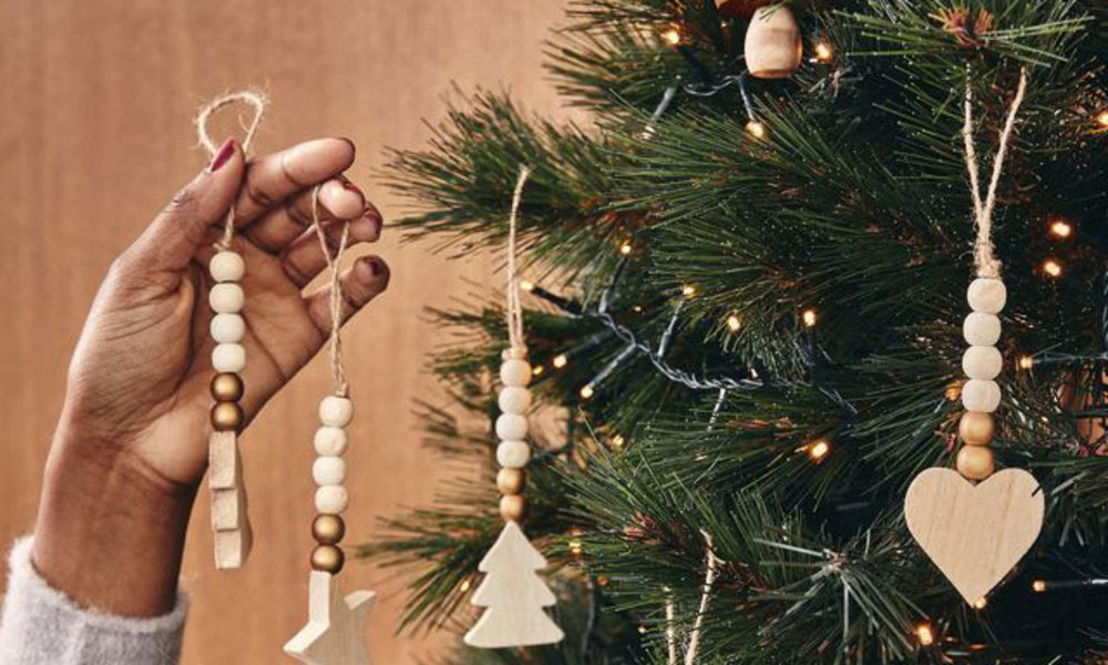 Les décorations de sapins en bois pour un voyage dans le temps...