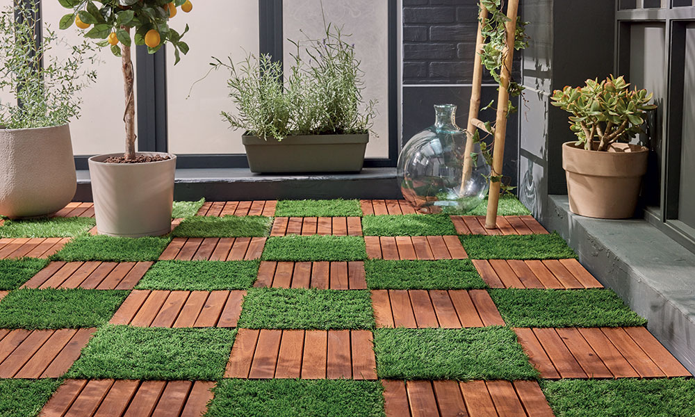 Habiller une terrasse de gazon synthétique et de bois