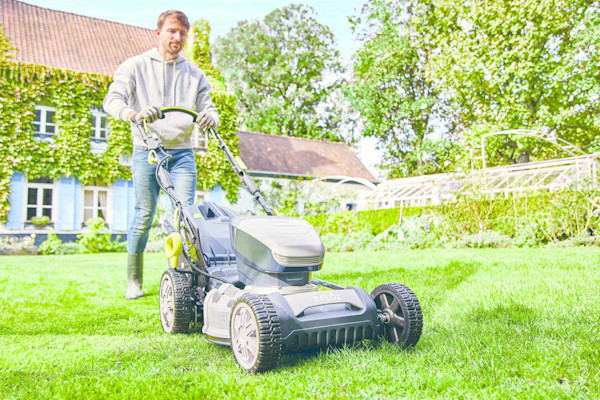 Une tondeuse un peu moins légère mais tractée, pour une tonte sans fatigue