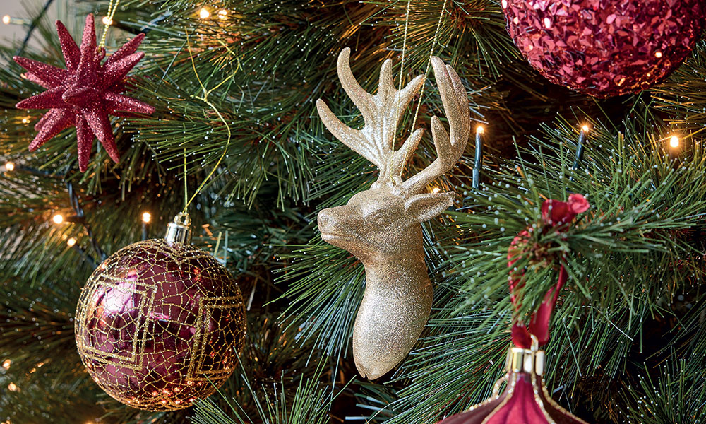 Un sapin plus vrai que nature une fois joliment décoré !
