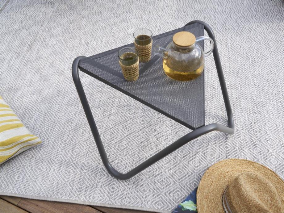 Pratique, cette table basse est tout à fait dans la tendance du style indus'