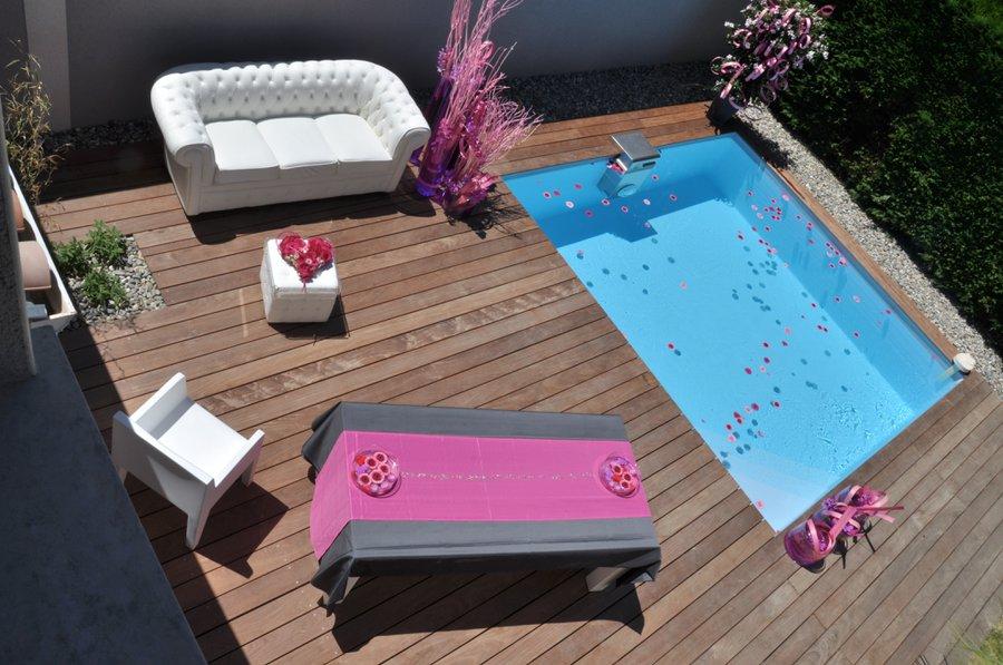 Les couleurs mettent en valeur une petite piscine