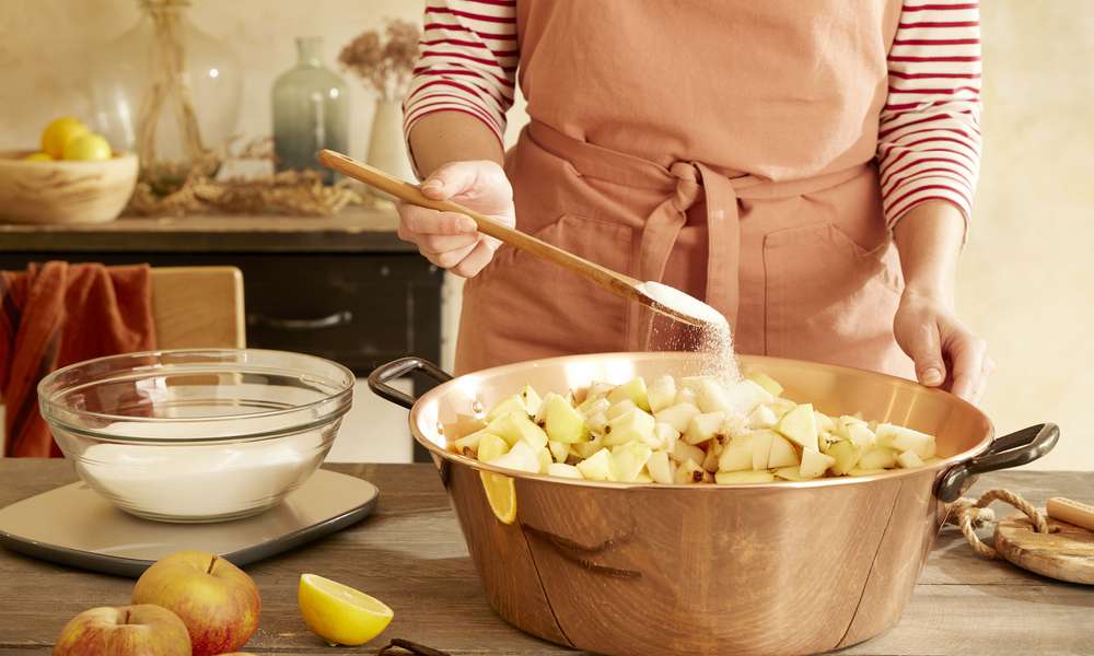 Laisser macérer les fruits mélangés avec le sucre quelques heures