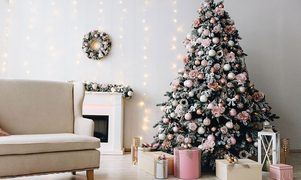 Idées de décorations roses pour sapin de Noël