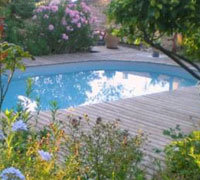 Recouvrez le sol autour de votre piscine d'un caillebotis en bois - Photo Vos Idées Jardins