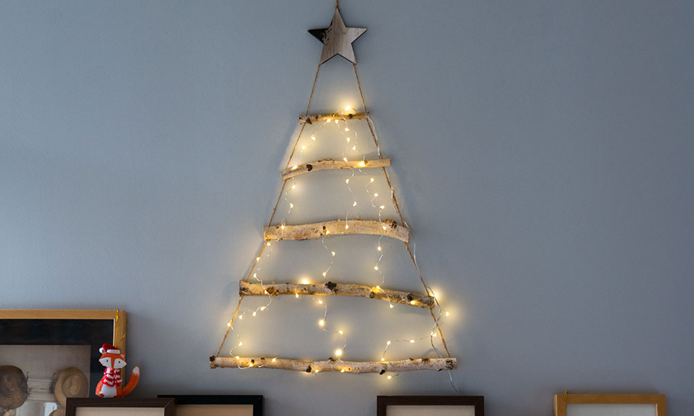 Un sapin dos au mur