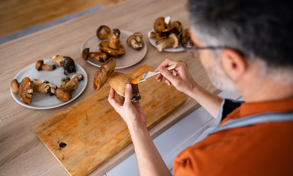 Un brossage au pinceau ou à la brosse douce est idéal pour nettoyer les champignons