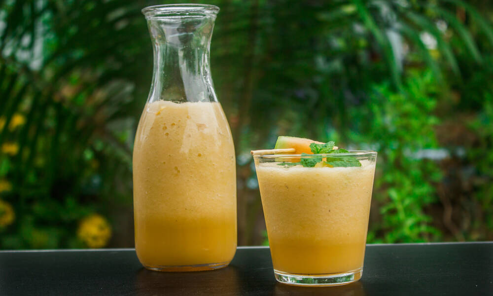 Jus de melon orange avec feuilles de menthe