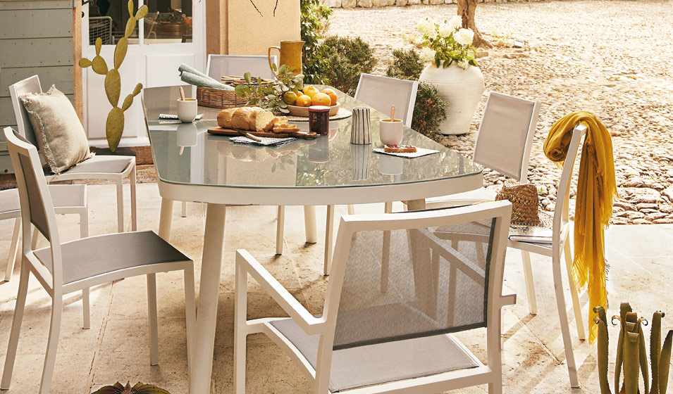Ensemble table de jardin avec bancs en aluminium et hpl effet bois
