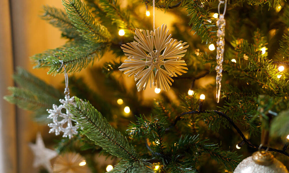 Les suspensions les moins fragiles en bas du sapin pour éviter les accidents
