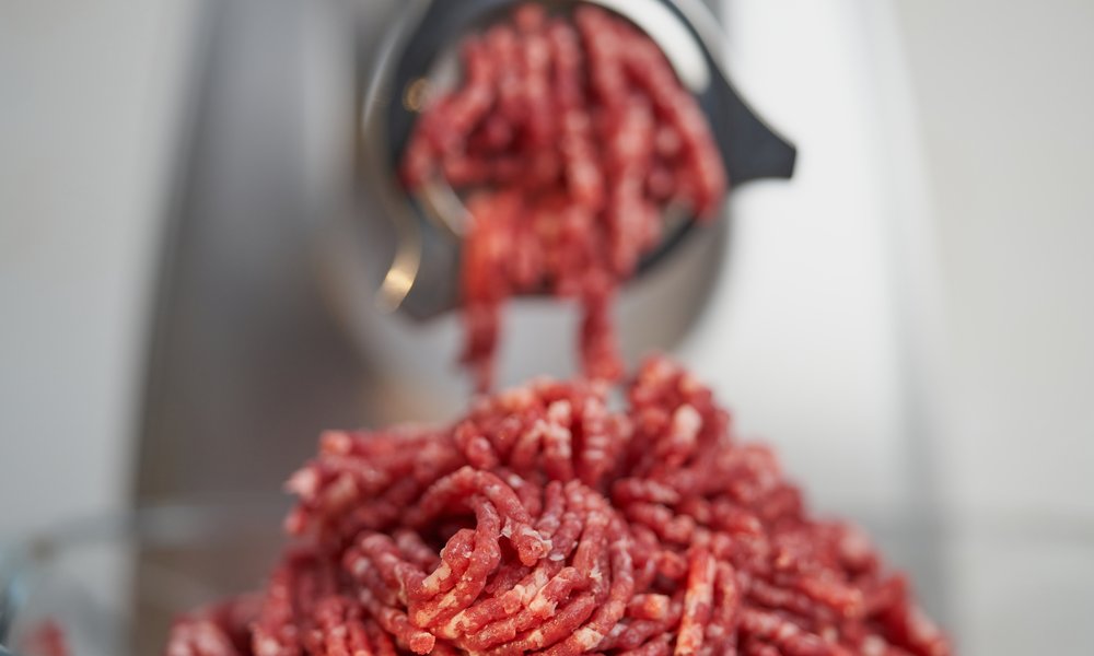 Un hachage à grosse grille pour une saucisse avec de la mâche