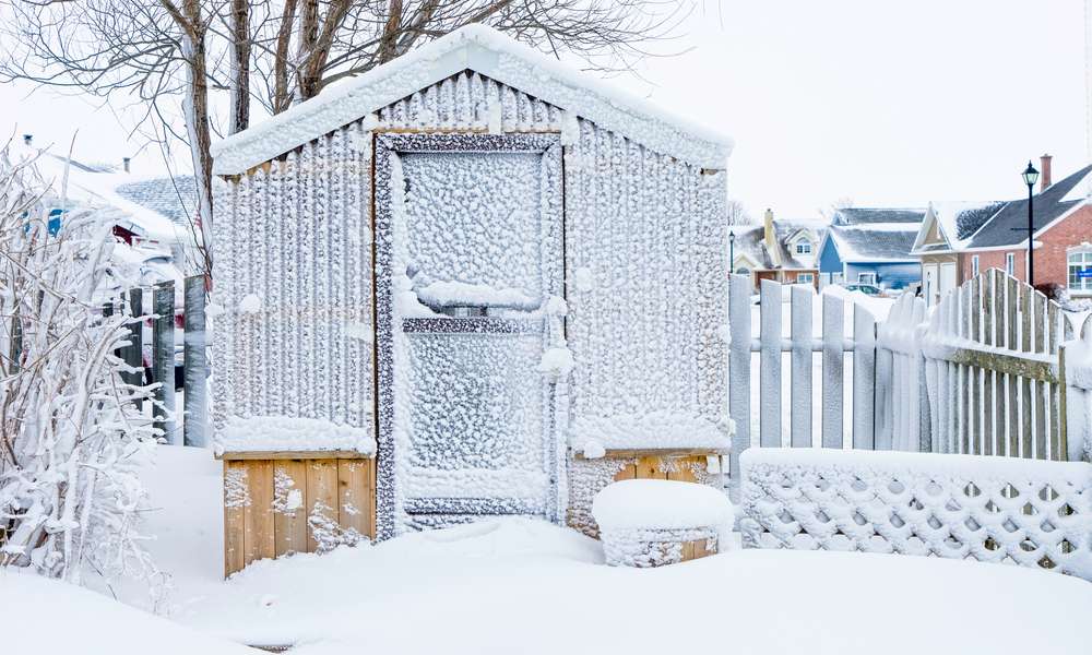 Une embase en bois bien isolé et un polycarbonate épais pour résister à la neige et au froid 