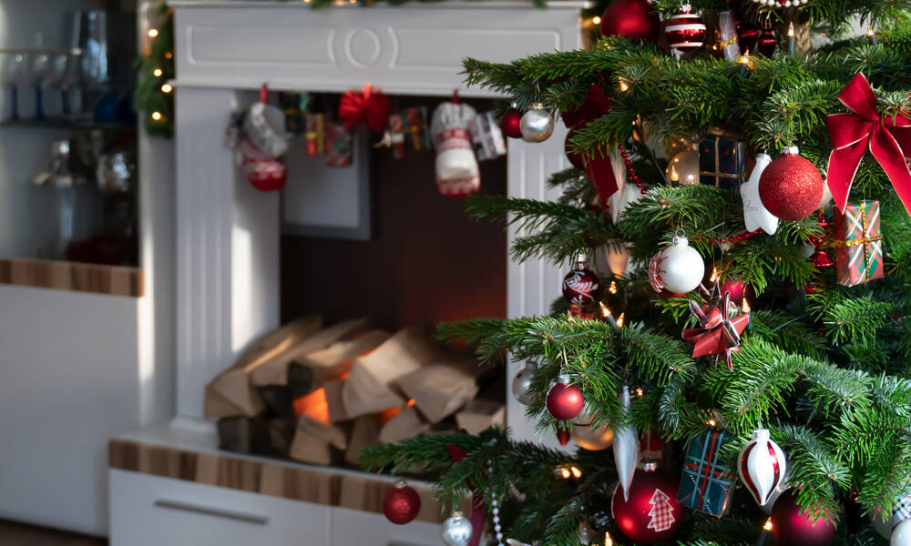 Un sapin près de la cheminée ? Essayez de ne pas l’allumer trop souvent pour ne pas dessécher l'arbre
