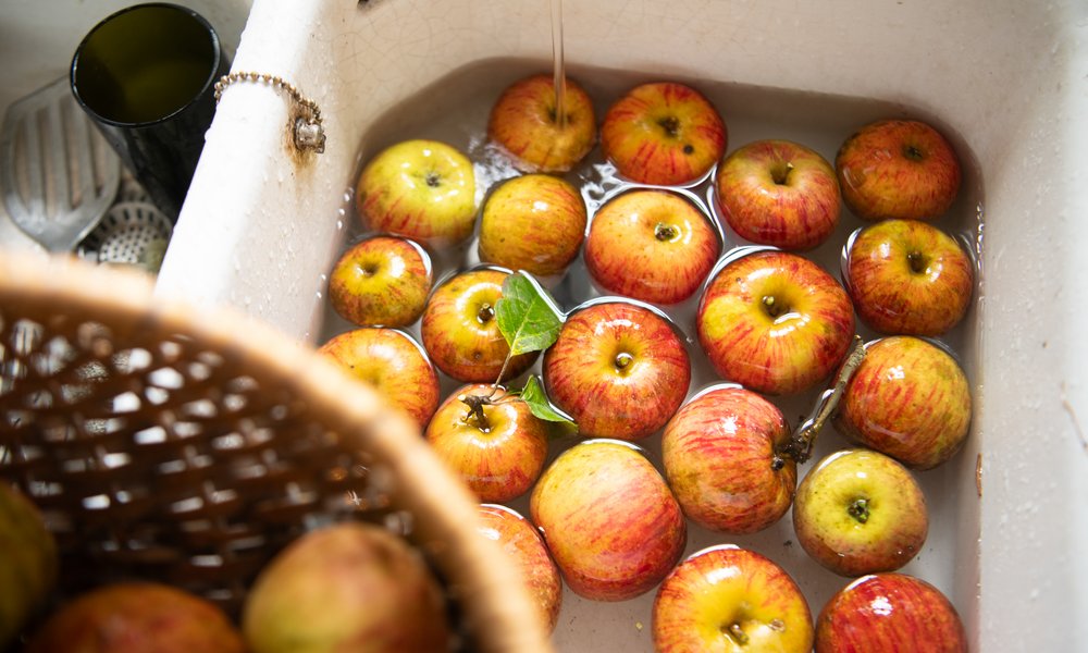 Toutes les pommes sont lavées à l'eau froide puis égouttées