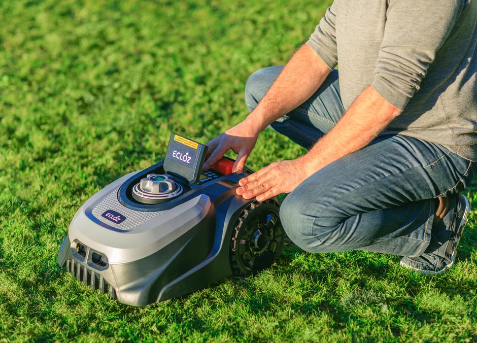 En fin d’automne, ôtez la batterie de la tondeuse pour la stocker dans un endroit adapté