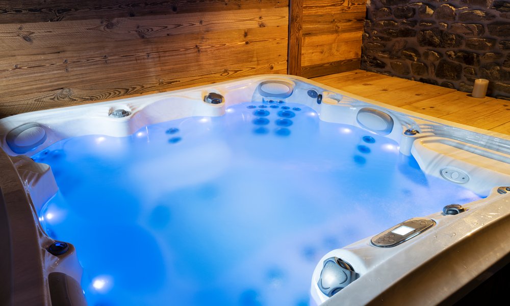 Chaleureux et doux, le bois est aussi résistant aux produits de traitement de l'eau d'un spa 