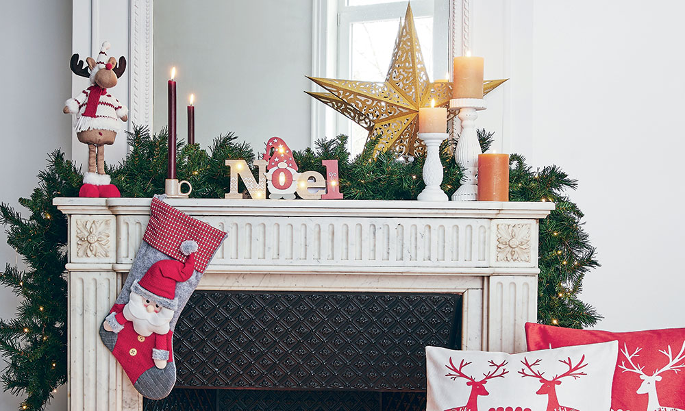 La déco de la cheminée est une belle occasion de renforcer la magie de Noël