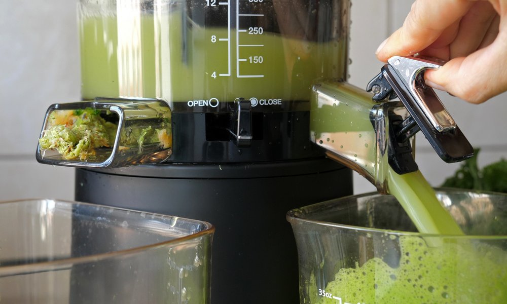 Une fois récupéré le jus de pomme extrait de la machine, filtrez-le selon vos goûts