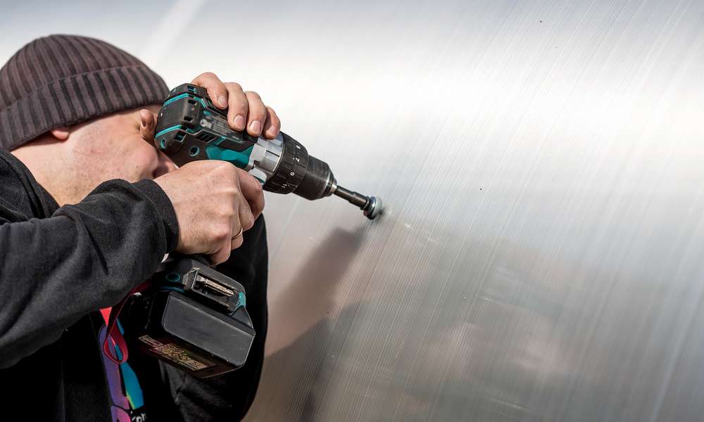 Fixez bien vos panneaux de polycarbonate pour qu’ils résistent par grand vent 