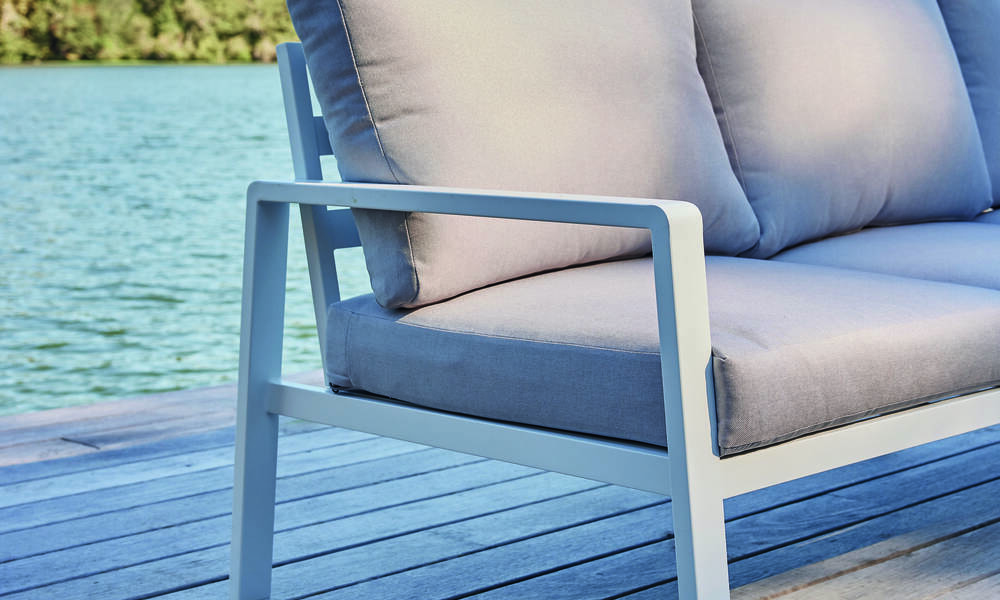 Les toiles qui servent de housse de coussin ou d’assise demandent aussi un entretien 
