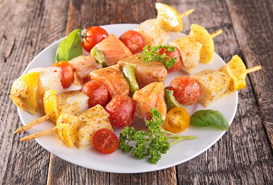 Brochettes de saumon et légumes au barbecue - Gamm vert