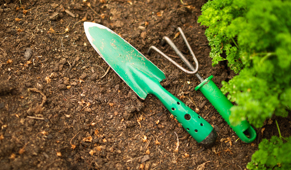 outils jardinage pelle fourche à bécher bêche râteau griffe 3 dents