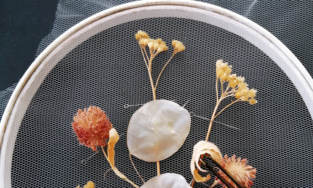 De la broderie avec des fleurs séchées