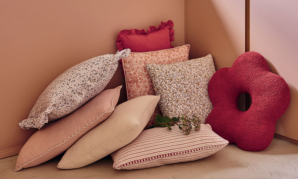 Des coussins et des tapis pour un coin cosy