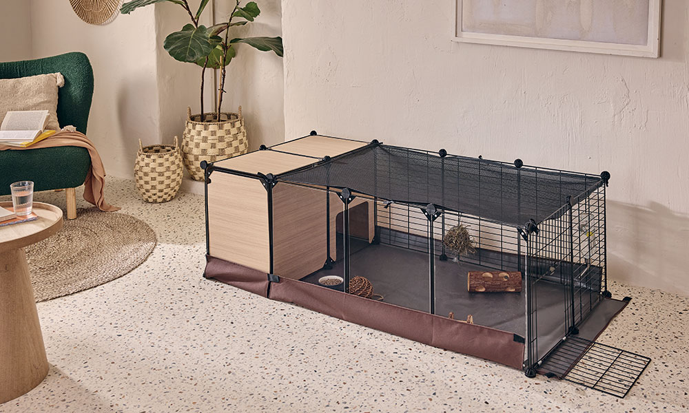 Tapis et filet pour protéger le lapin et la pièce de la maison – Enclos intérieur Zen Parc Pure Family - © Studio EVO