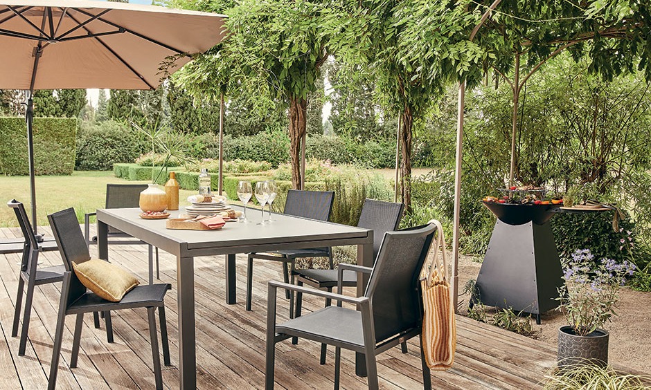 Une terrasse dans un jardin