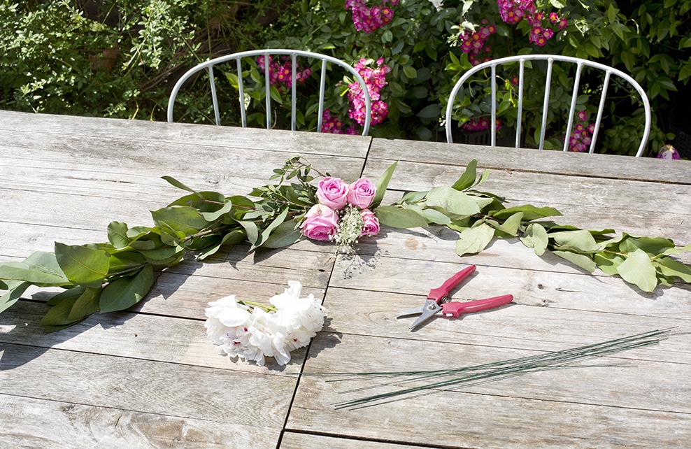 Fixez les feuilles et fleurs