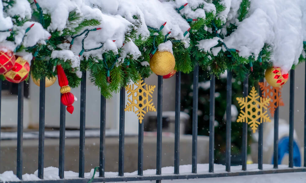 Quand la neige vient s’inviter sur la décoration de Noël du balcon