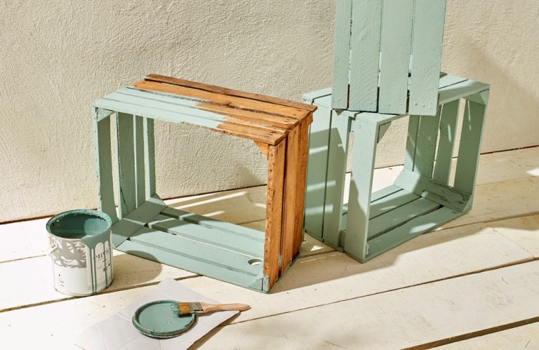 Recycler des cagettes en bois pour en faire des rangements au jardin