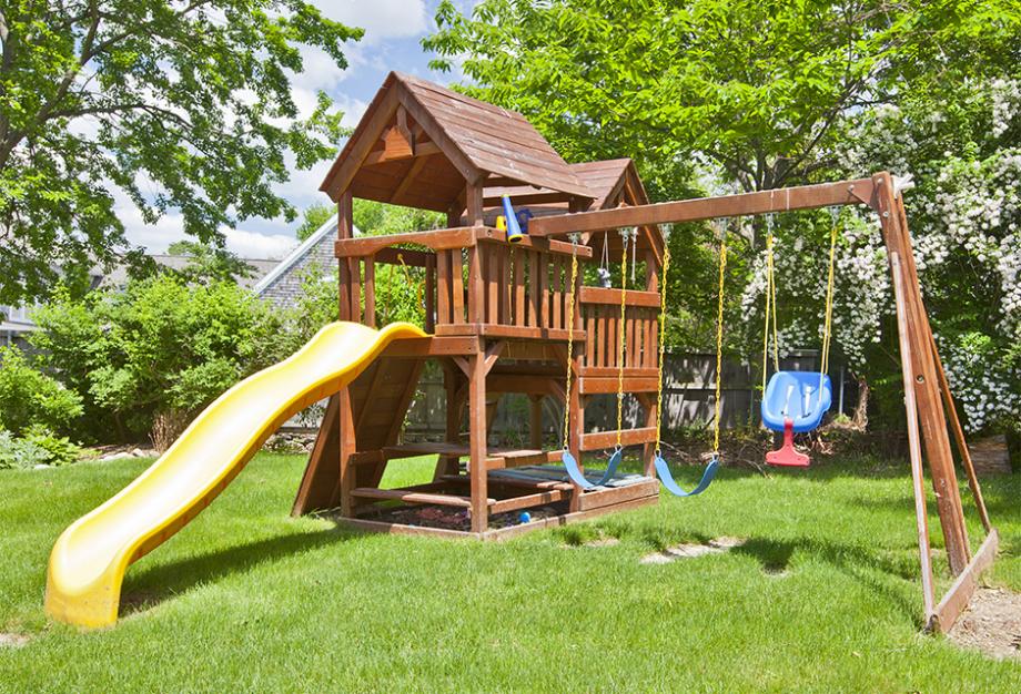 Quelles sont les étapes techniques pour aménager une aire de jeux  extérieure pour des enfants ?