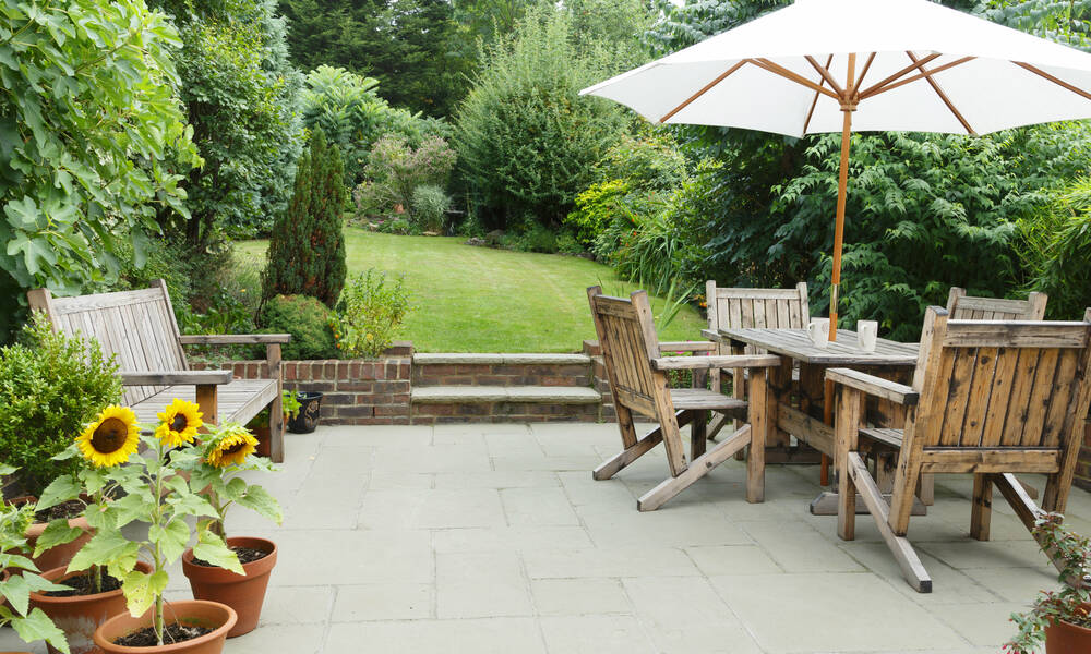 La terrasse et son coin repas sont les sujets de toute l'attention, bien entretenus et espace de transition entre le minéral et le végétal