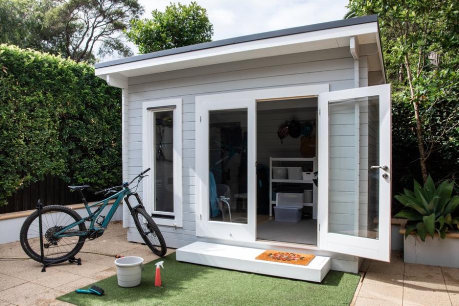 Grandes ouvertures et couleurs sobres et claires pour un abri en bois design