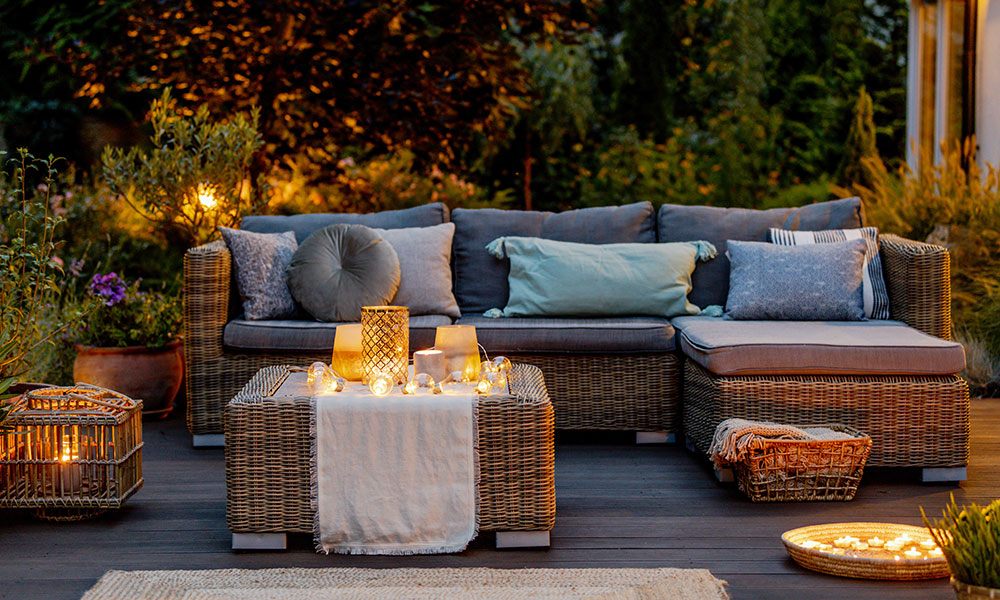 Un salon bas de jardin illuminé
