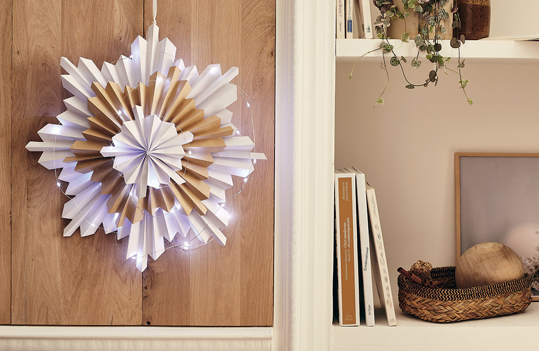 Une fleur de Noël en papier © Studio EVO