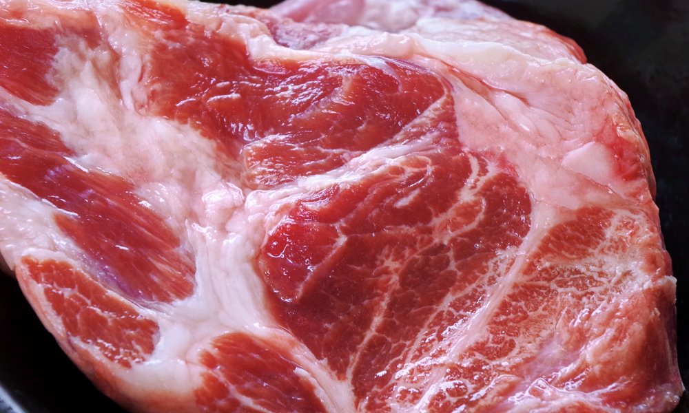 Une belle épaule de porc persillée comme il faut pour la saucisse de Toulouse