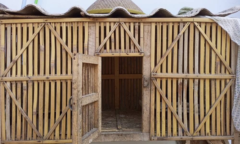Cette porte pourra être enlevée et remplacée par une porte légère sur rails avec boîtier automatique