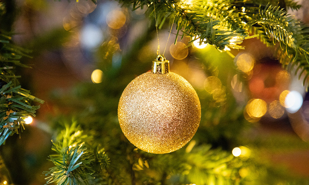 Placer les boules sur le sapin de Noël