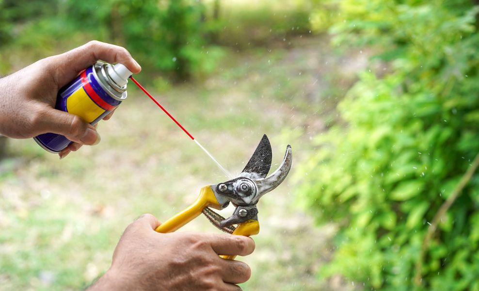 Pulvérisez un lubrifiant au niveau du pivot de vos outils de coupe