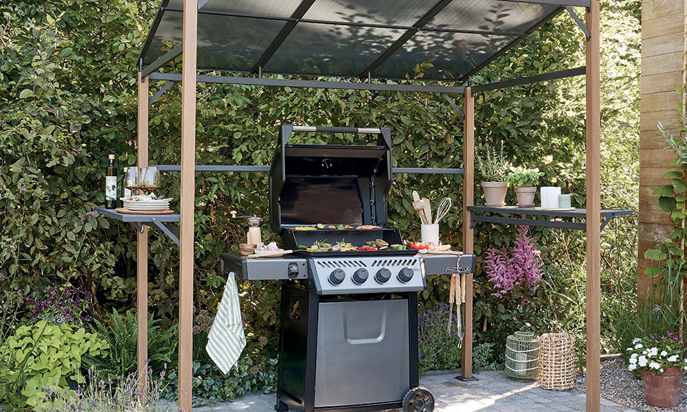 Non loin, s’installe un barbecue