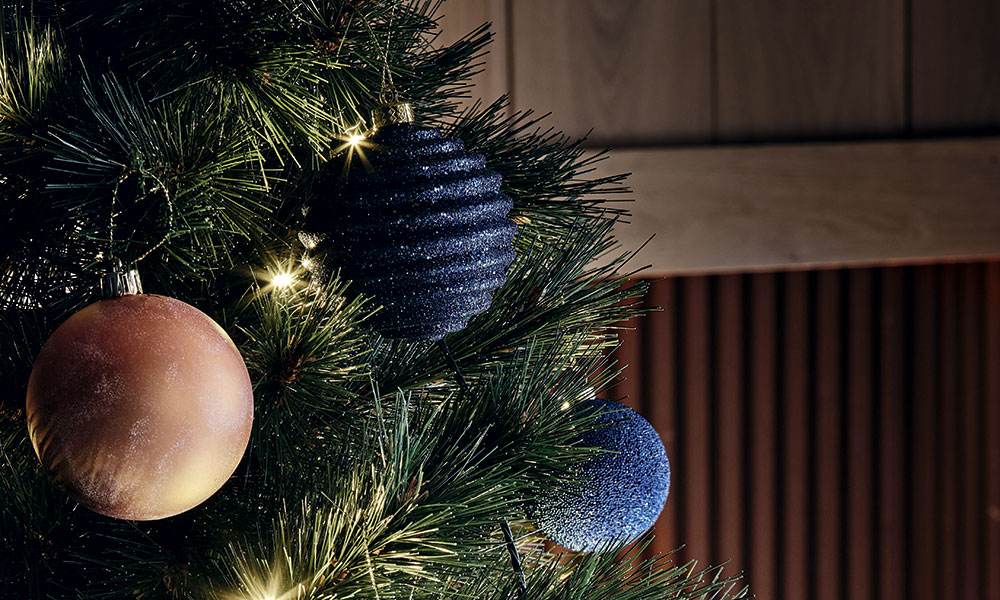 Les couleurs tendance 2025 comme l'indigo s'affichent dans la déco de votre sapin