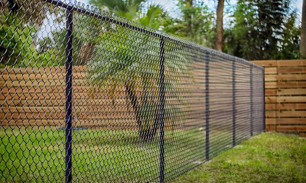 Un grillage à petites mailles carrées et haut de 2 m pour sécuriser l’enclos des poules