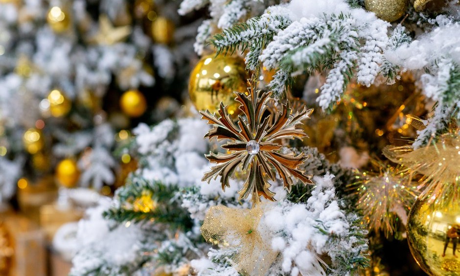 Un sapin blanc et or 