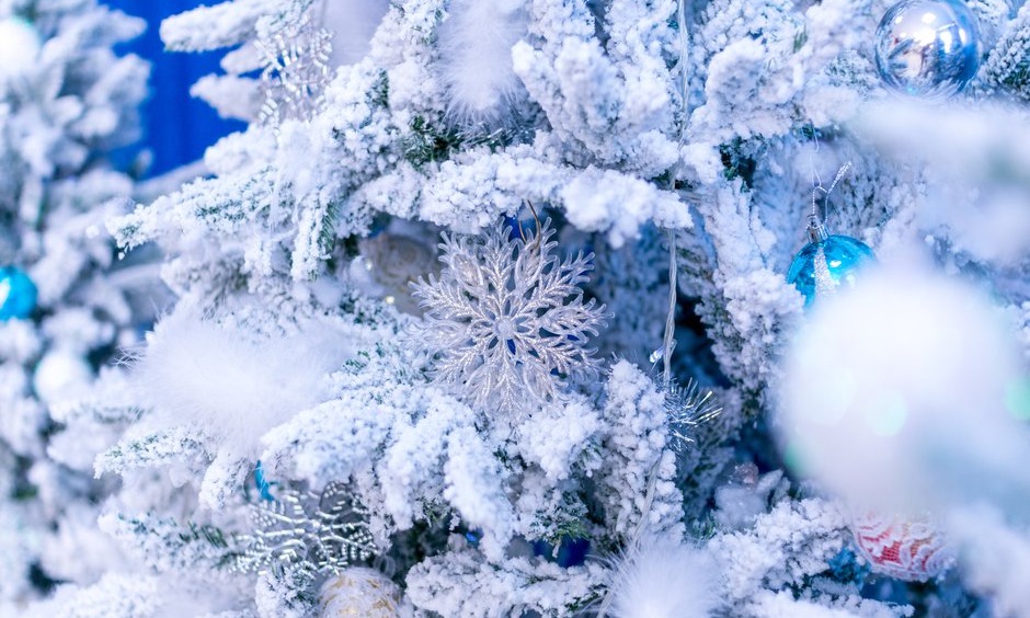 Une décoration monochrome pour ce sapin blanc