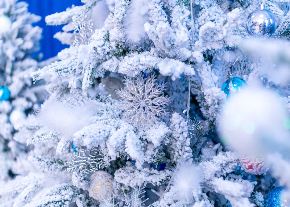 Comment décorer un sapin de Noël blanc ? - Gamm vert